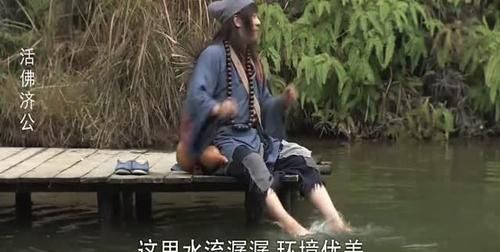 梦见坐在河边洗脚,梦见自己在河边洗脚有沙鱼什么意思图4