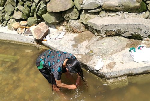 女人梦到水流很很清澈,女人梦见清澈流动的水沟图4